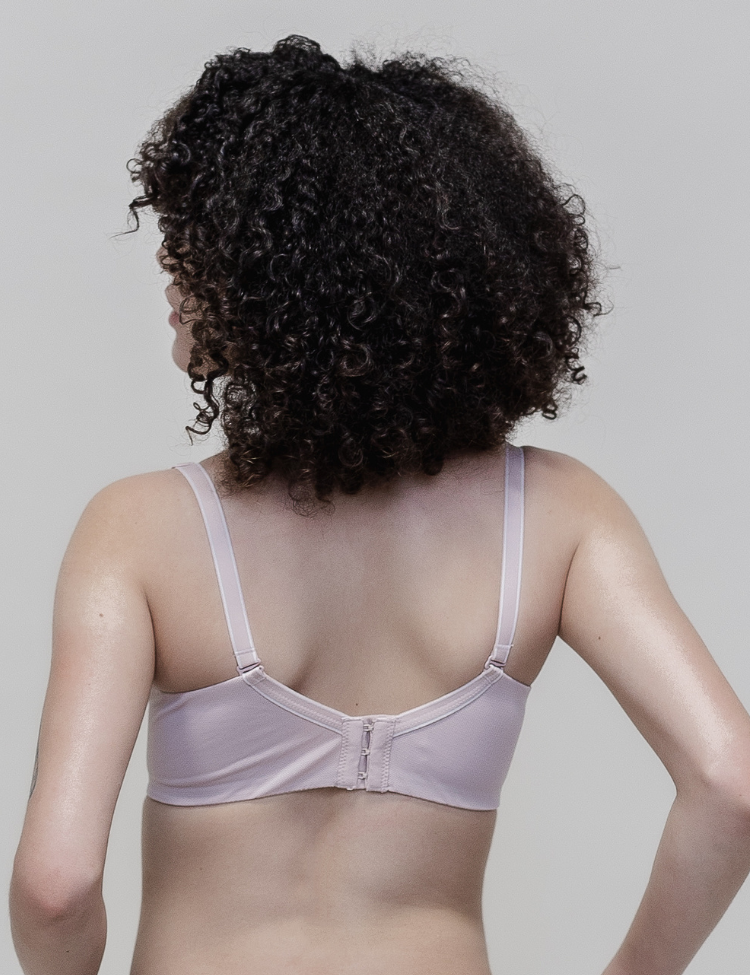 full coverage wireless bra with a white trim featuring a double-layered mesh lining on band
<span data-mce-fragment="1">*runs small - if in between sizes, we recommend that you size up!
material and care:
<ul>
<li>hand wash recommended</li>
<li>use a mesh bag when opting for machine wash</li>
<li>imported nylon/spandex/lace</li>
</ul>